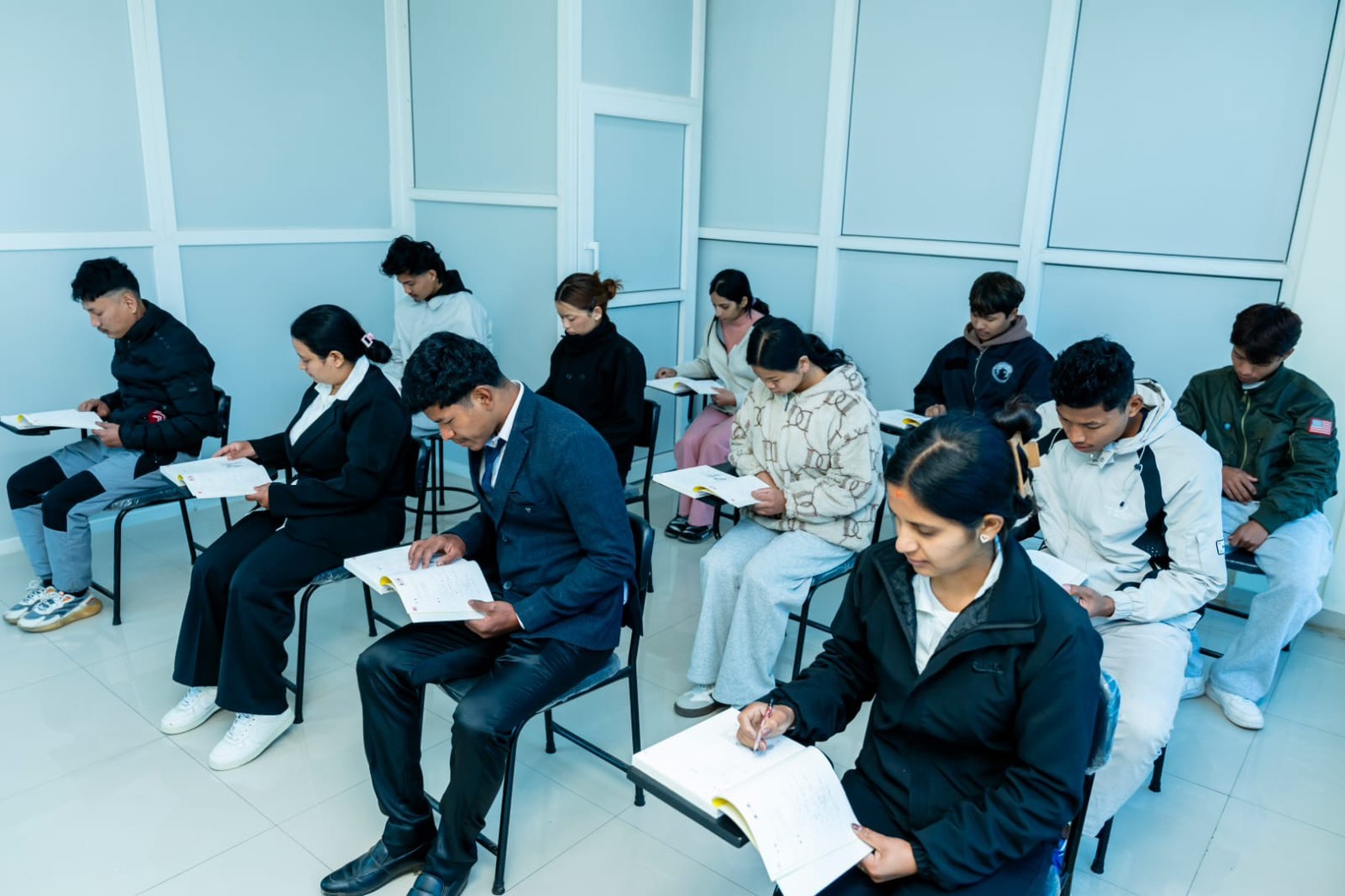 ひたむきに学ぶ生徒たち